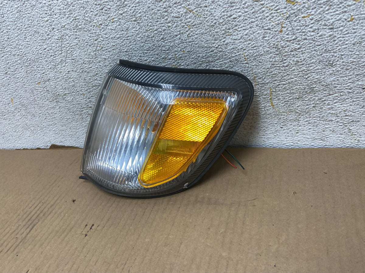 2001-2002 Subaru Forester Left Driver LH Side Corner Turn Signal AH3040 DG2