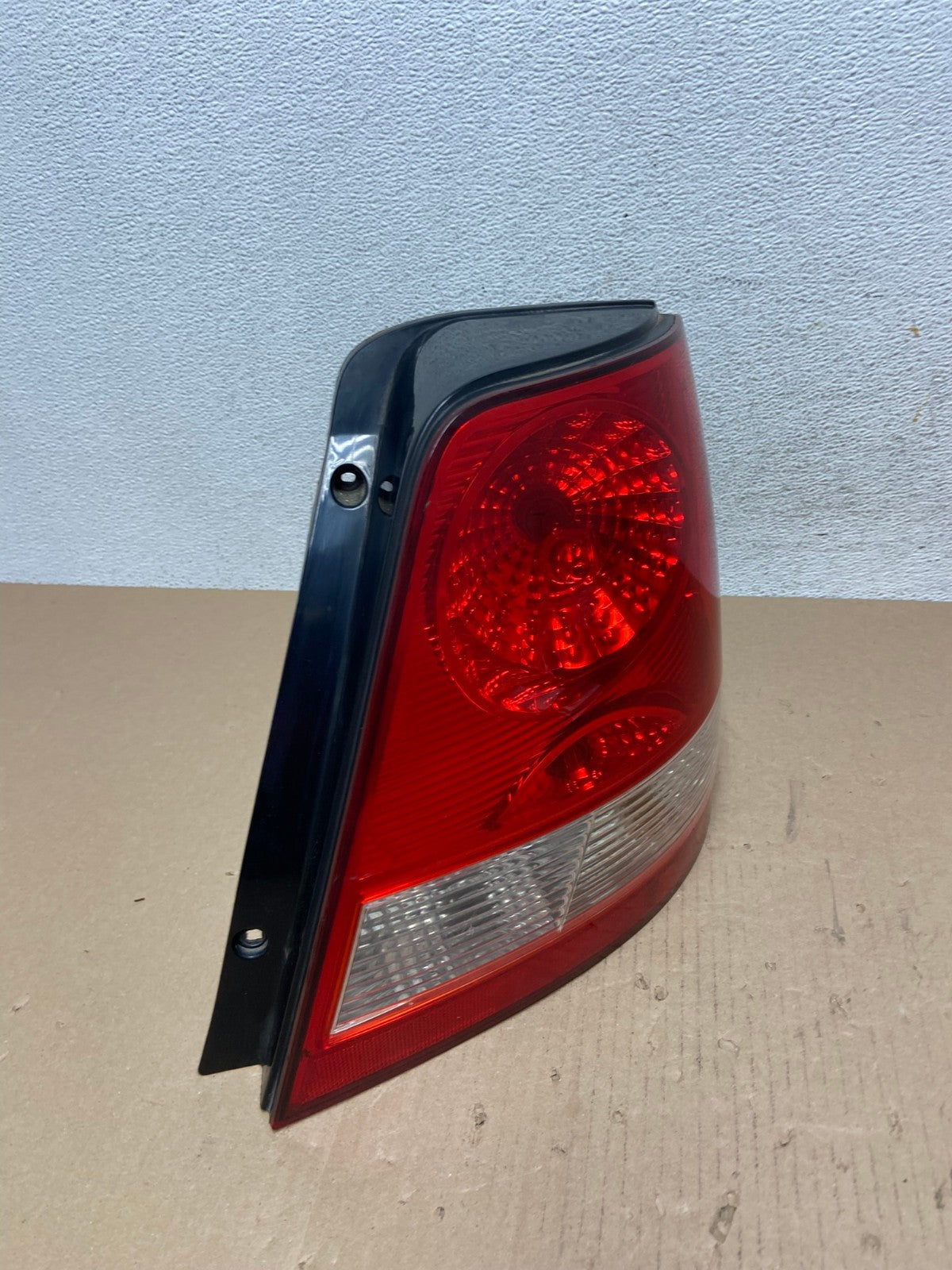 2003 to 2006 Kia Sorento Right Passenger RH Side Tail Light AE7213 LK2