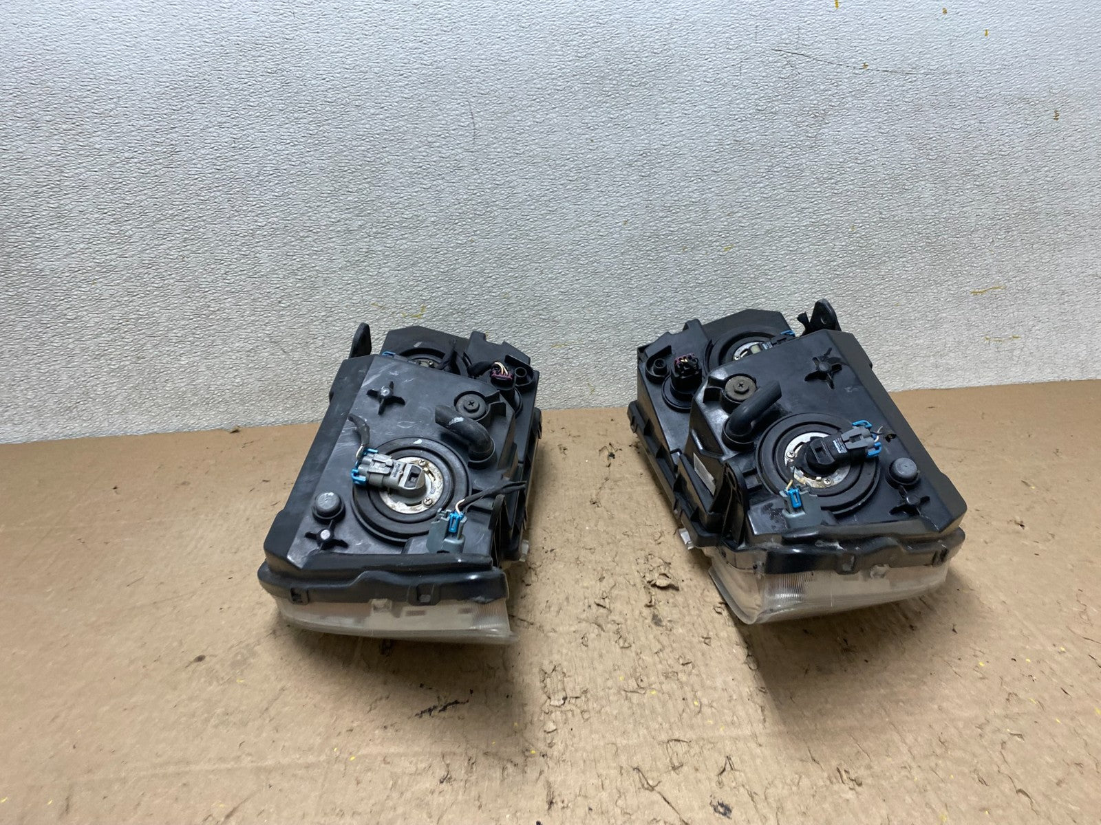 2009 to 2017 Dodge Journey Headlights Left+Right Set Halogen W3737 DW11