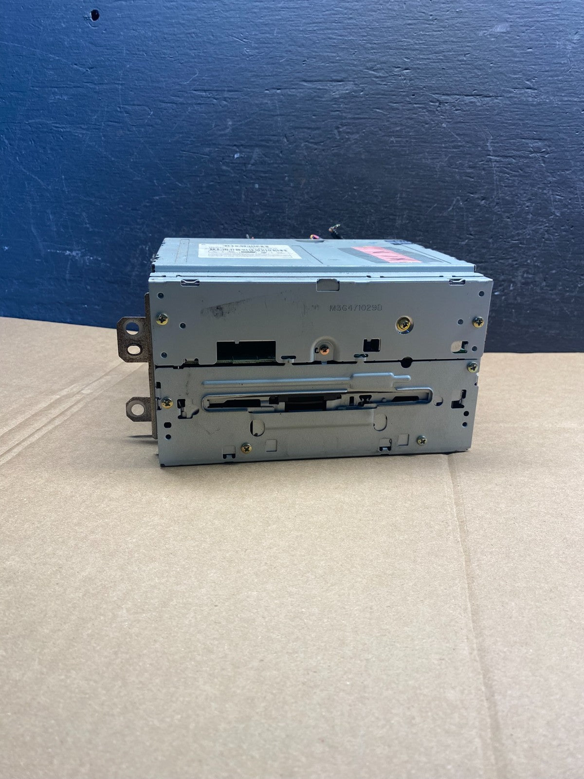 2004 2005 Nissan Armada QX56 Radio Stereo Audio CD Player Receiver AD1669 DG0