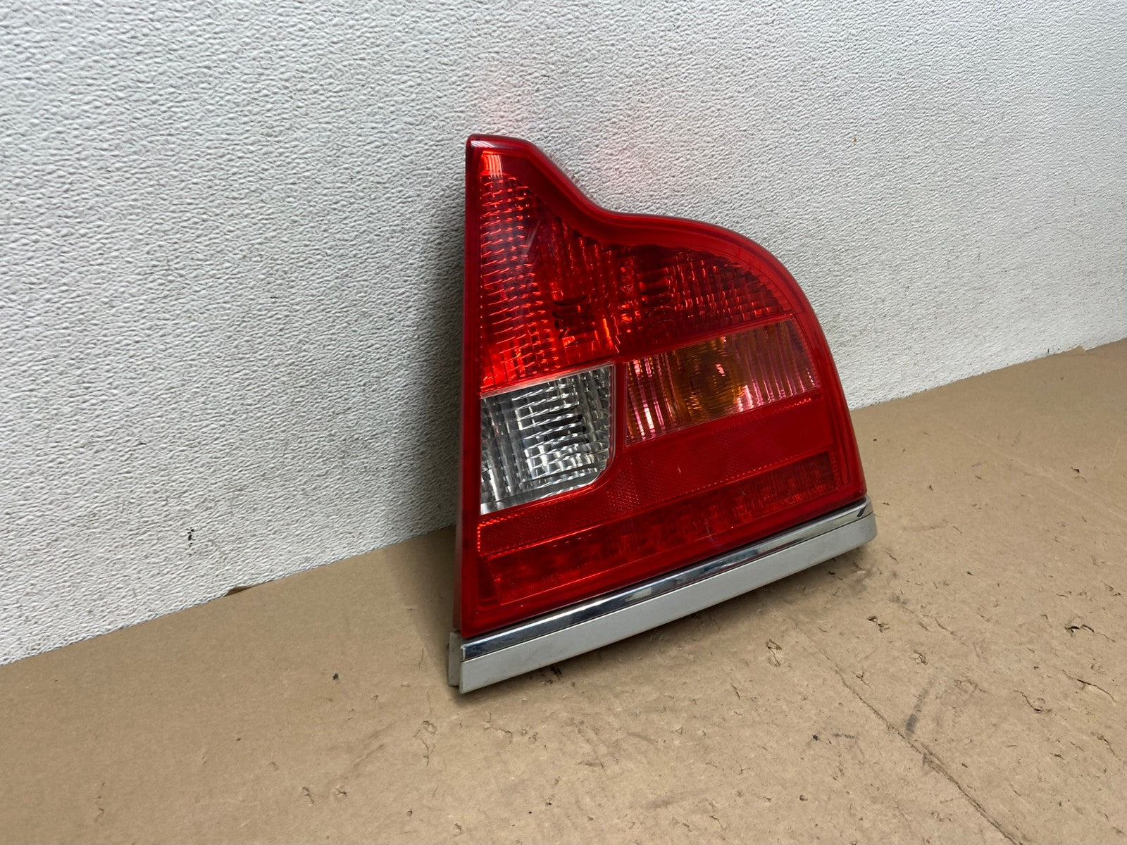 2004 - 2006 Volvo S80 Right Passenger RH Side Tail Light AG5687 LK2