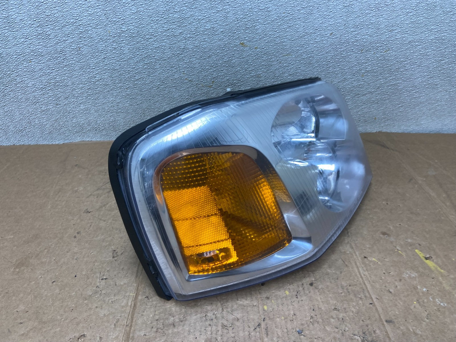 2002 to 2009 Gmc Envoy Right Passenger RH Side Headlight Halogen AA2711 PS2