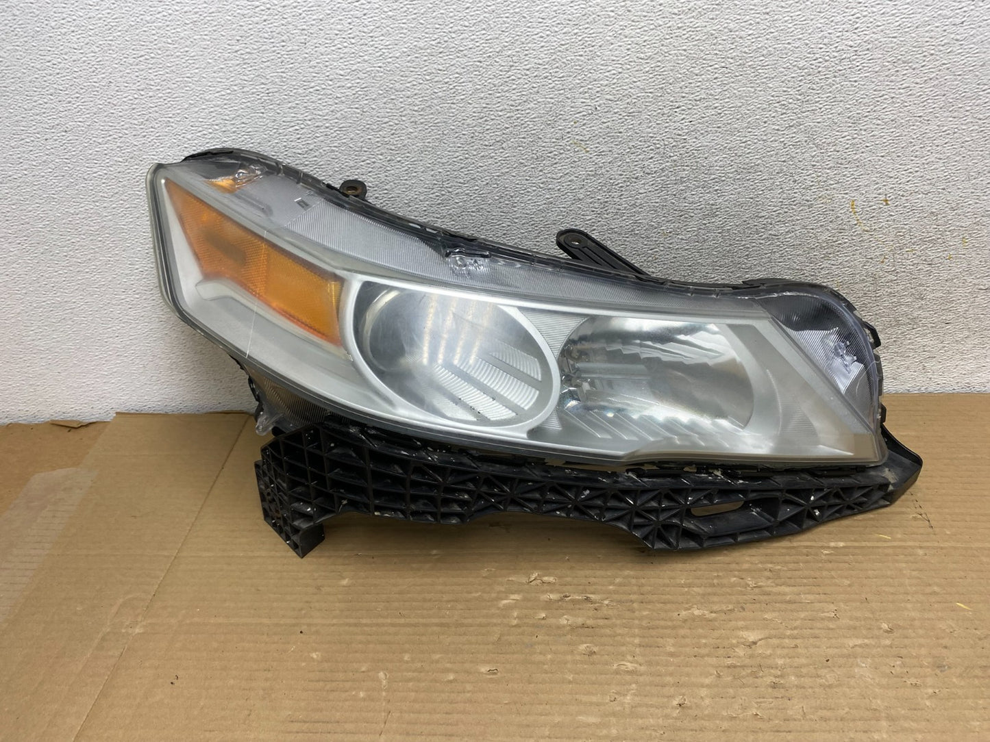 2009 to 2011 Acura TL Headlight Right Passenger Side Xenon HID AH0560 DW0