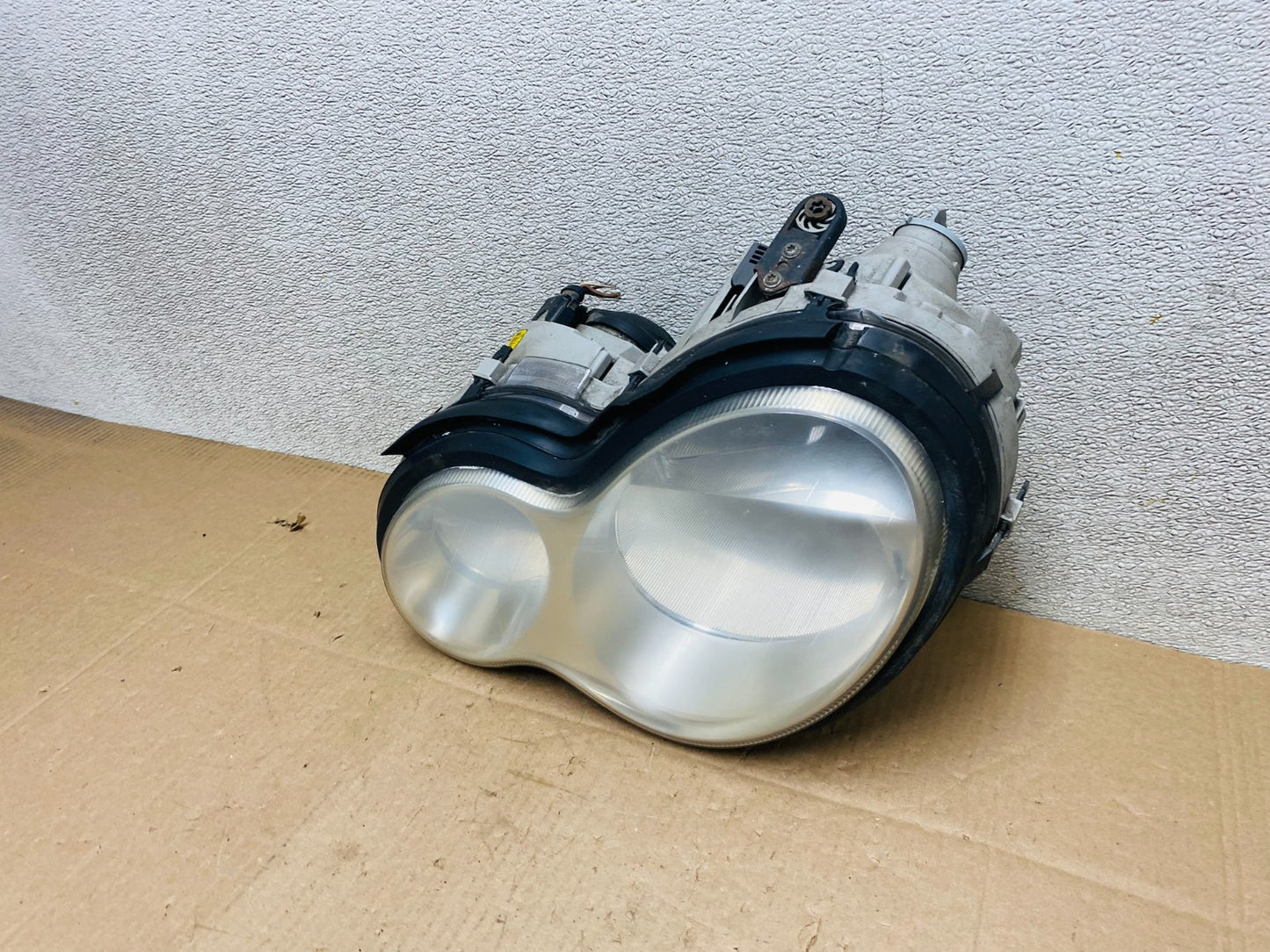 2005 to 2007 Mercedes-Benz C-Class Left Driver LH Side Headlight OEM Y2738 DW1