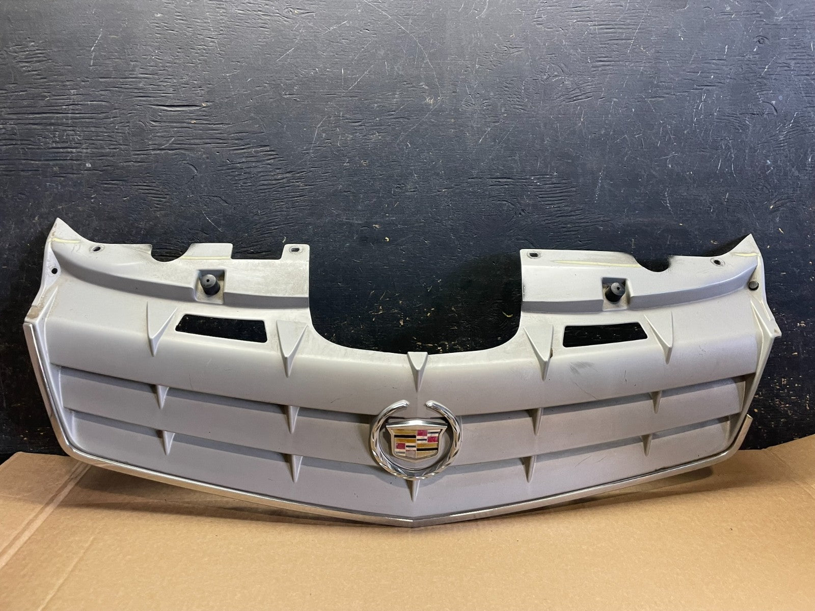 2004 to 2005 Cadillac SRX Front Upper Grille Grill OEM AB2943 DG0