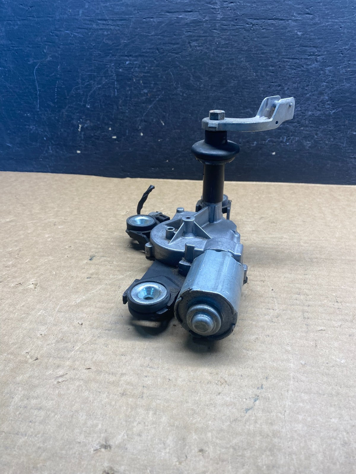 2015 to 2016 Ford Focus Rear Windshield Wiper Motor F1FB-17K441-AA AF6597 DG2