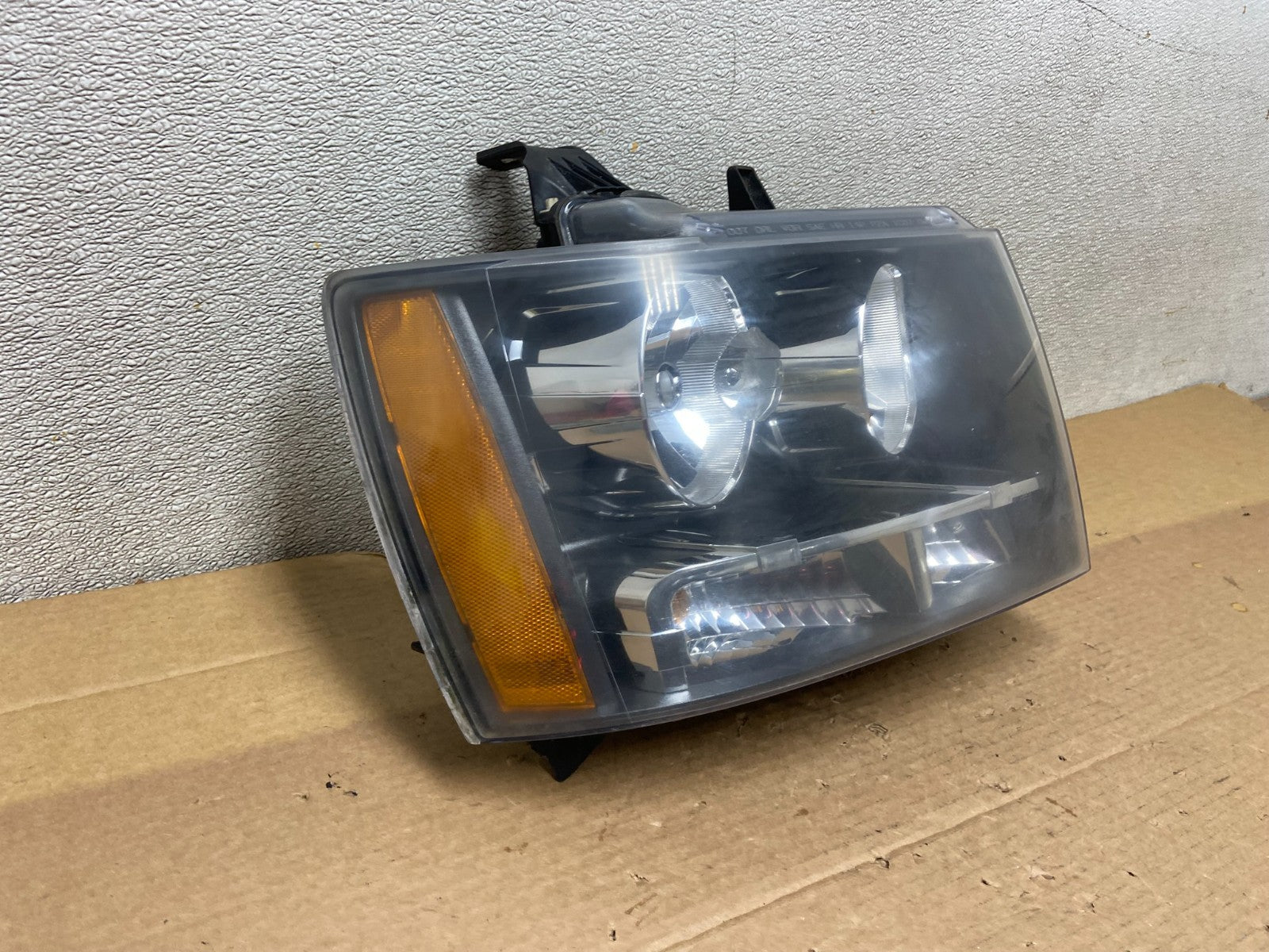 2007 to 2013 Chevrolet Suburban Tahoe Right Passenger RH Headlight Oem AB5152 DW2