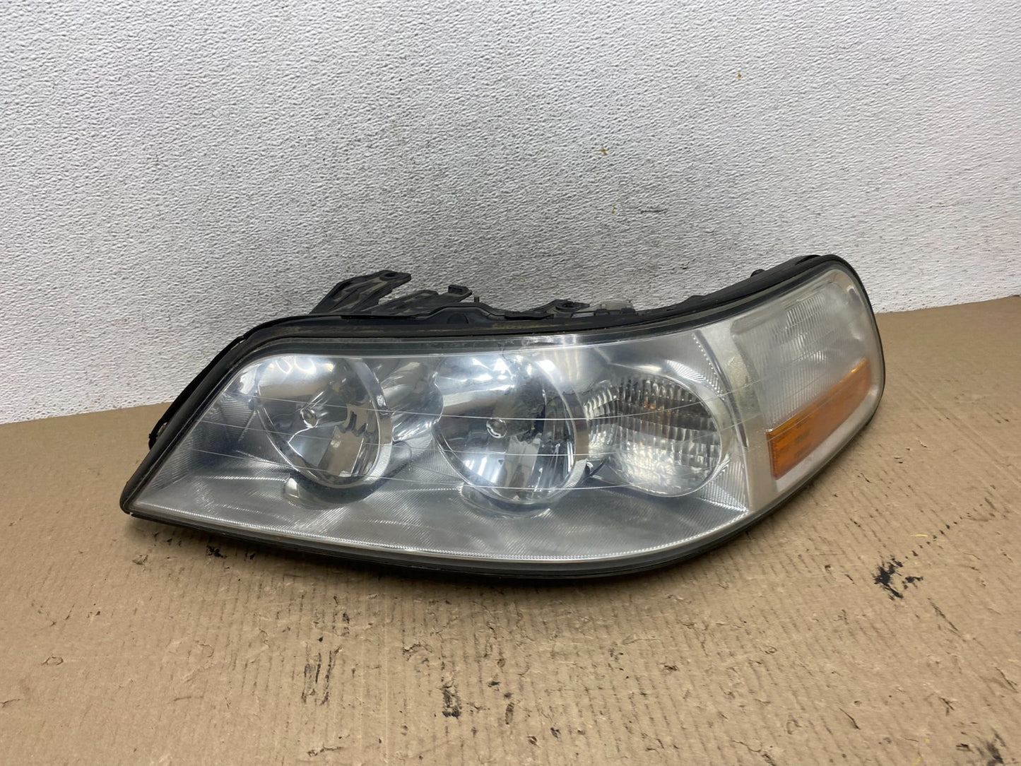 2005 to 2011 Lincoln Town Car Left Driver LH Side Headlight AF6062 DW0