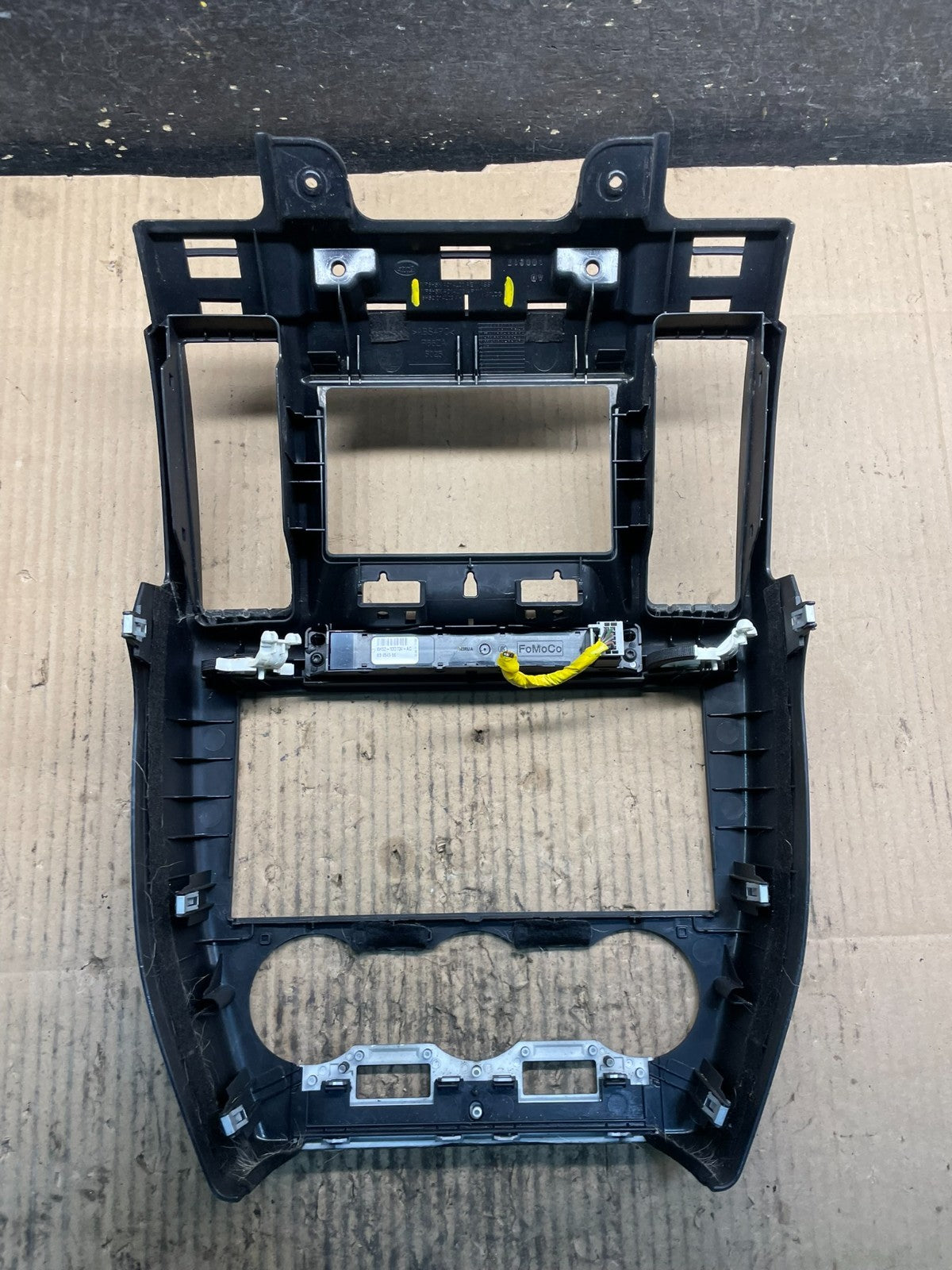 2008 - 2012 Land Rover LR2 OEM Center Radio Climate Dash Air Vent Bezel X8667 DG3