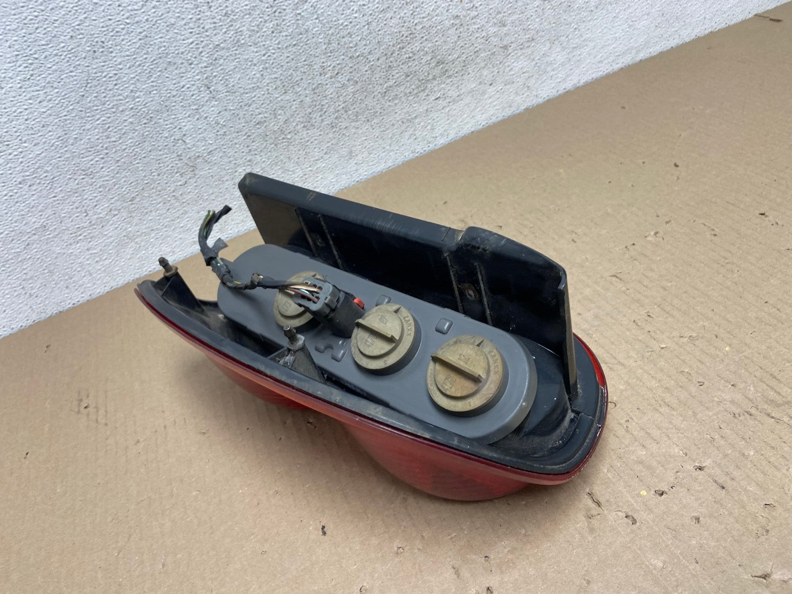 2002 2003 2004 Jeep Liberty Left Driver LH Side Tail Light AE9572 LK7