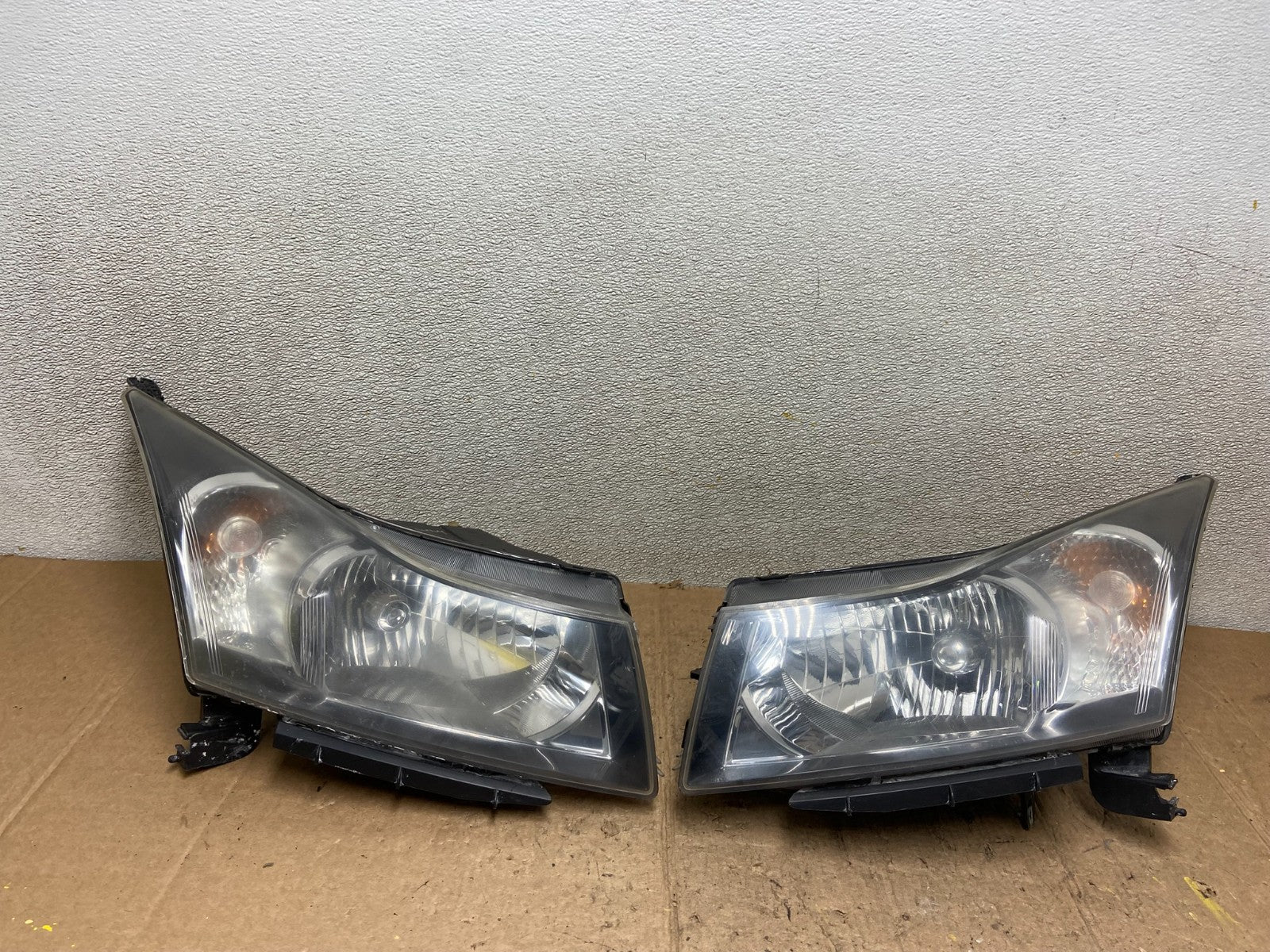 2011 to 2015 Chevrolet Cruze Halogen Left+Right Set Headlights AA43040