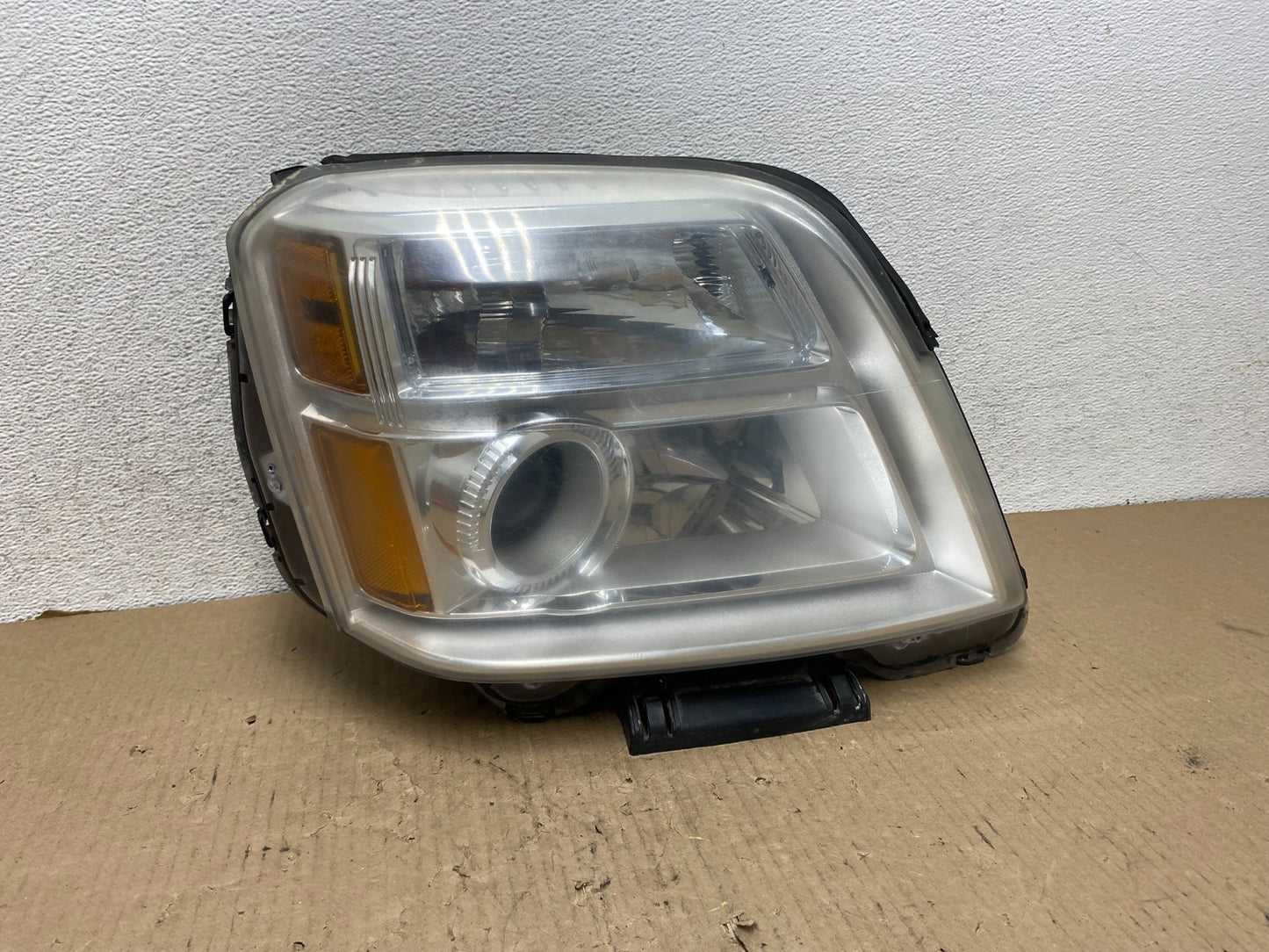 2010 to 2015 GMC Terrain Halogen Passenger Right Rh Side Headlight AG8020 DW0