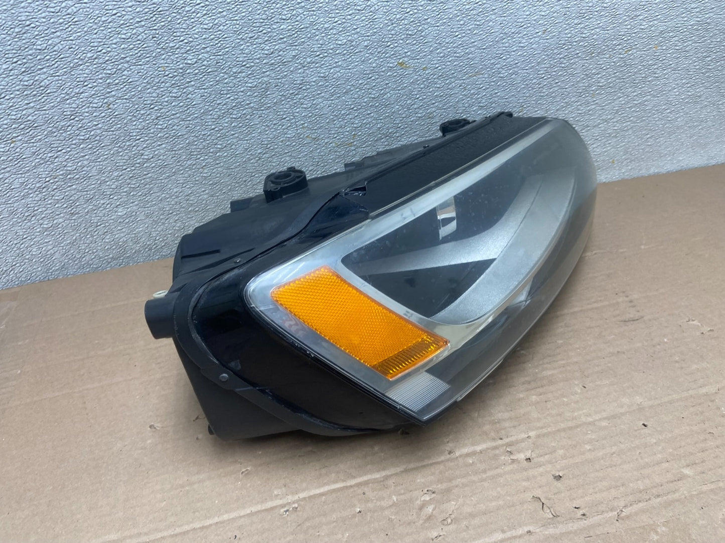 2011 to 2014 Volkswagen Jetta Right Passenger RH Headlight Halogen AA8721 DW2