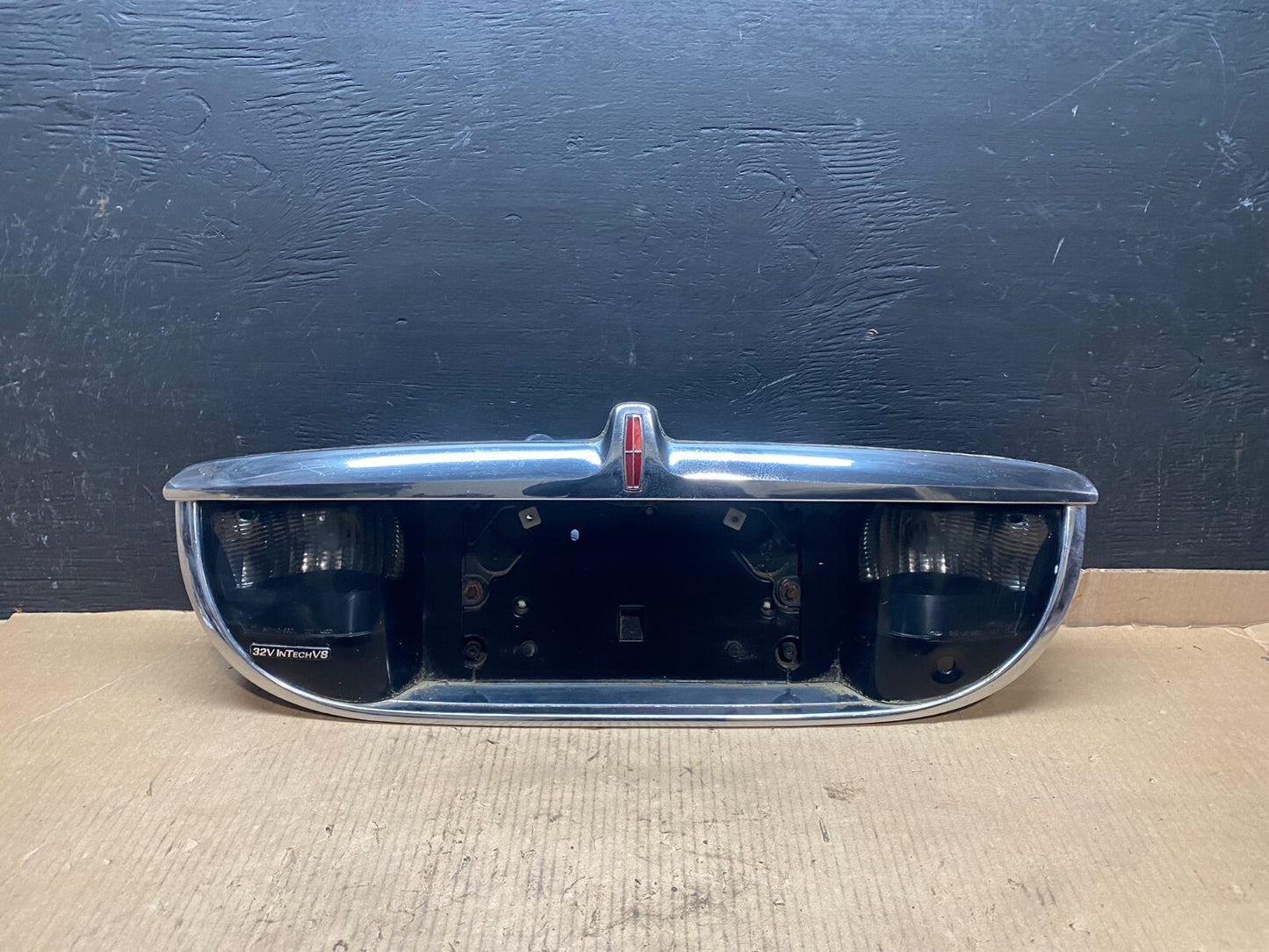 1999-2002 Lincoln Continental License Plate Panel Backup Lights Trim Oem E42650