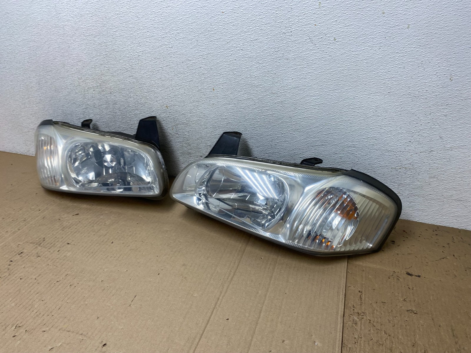 2000 to 2001 Nissan Maxima Left + Right Set Halogen Headlights AF5852 DW1