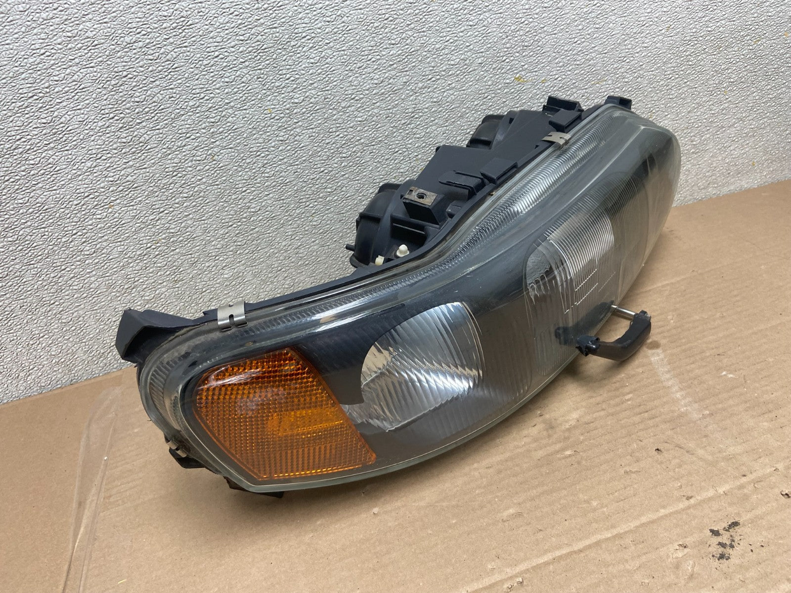 2001 to 2004 Volvo S60 Right Passenger Side Headlight Halogen Oem AA8690 DW2