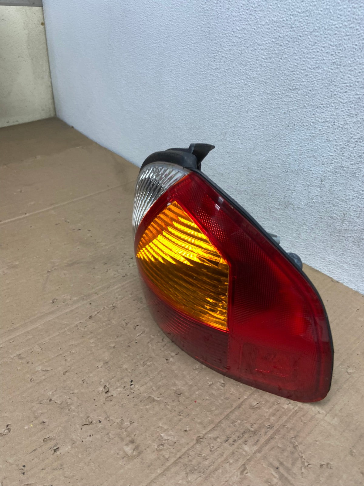 2001 2002 2003 2004 Hyundai Santa Fe Right Passenger Rh Tail Light TYC AE9318 LK1