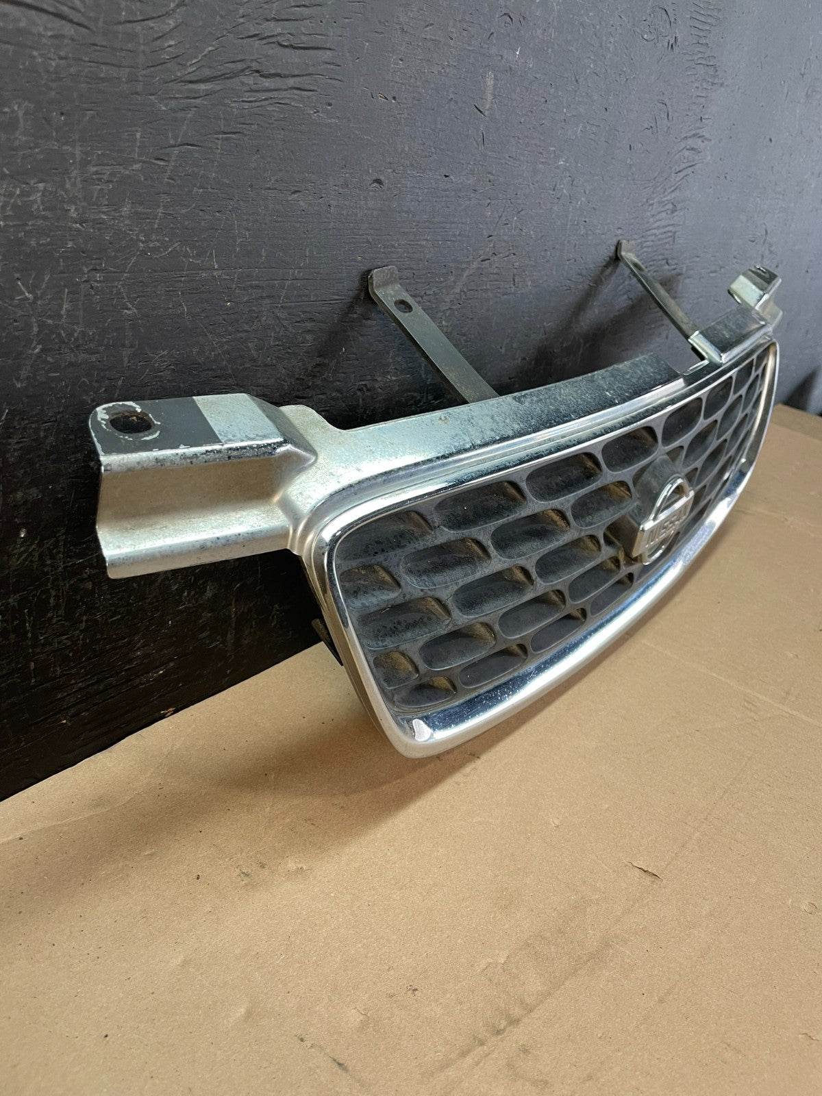 2000 to 2003 Nissan Sentra Front Upper Grill Grille AD8398 DG2