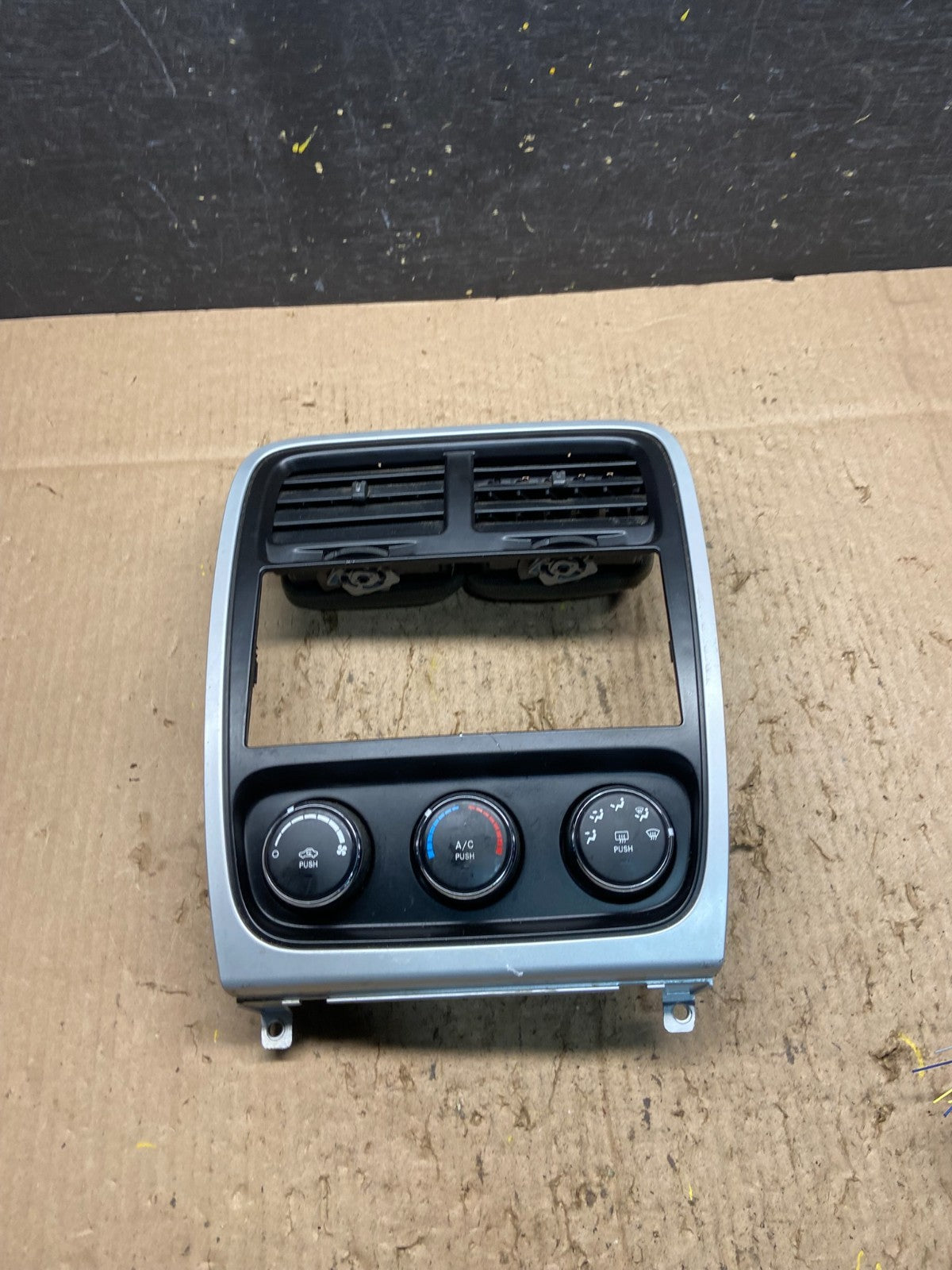 2010 to 2012 Dodge Caliber Dash Radio Center Bezel Climate Dash q2068 DG0