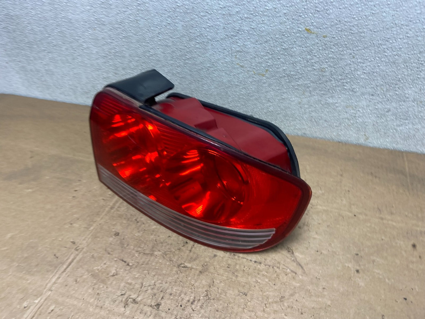 2002 - 2005 Hyundai Sonata Right Passenger RH Side Tail Light OEM Y6799 DW1