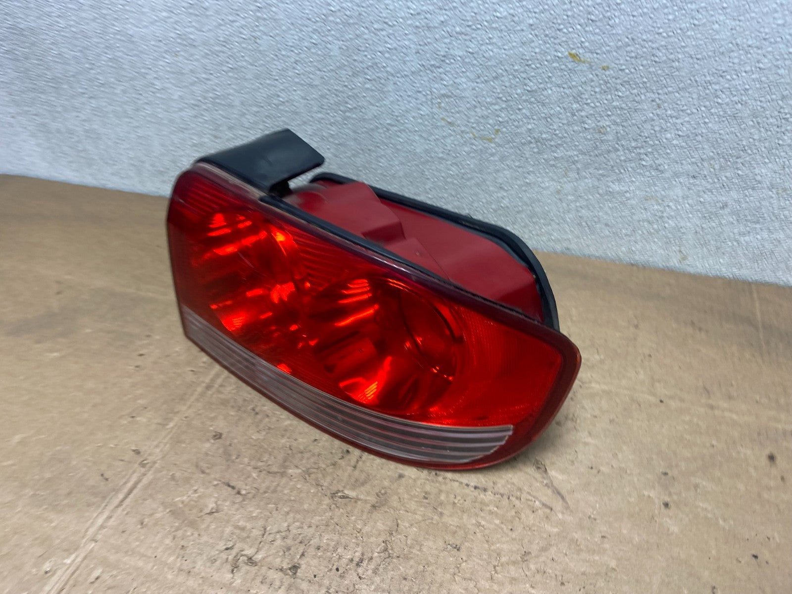 2002 - 2005 Hyundai Sonata Right Passenger RH Side Tail Light OEM Y6799 DW1