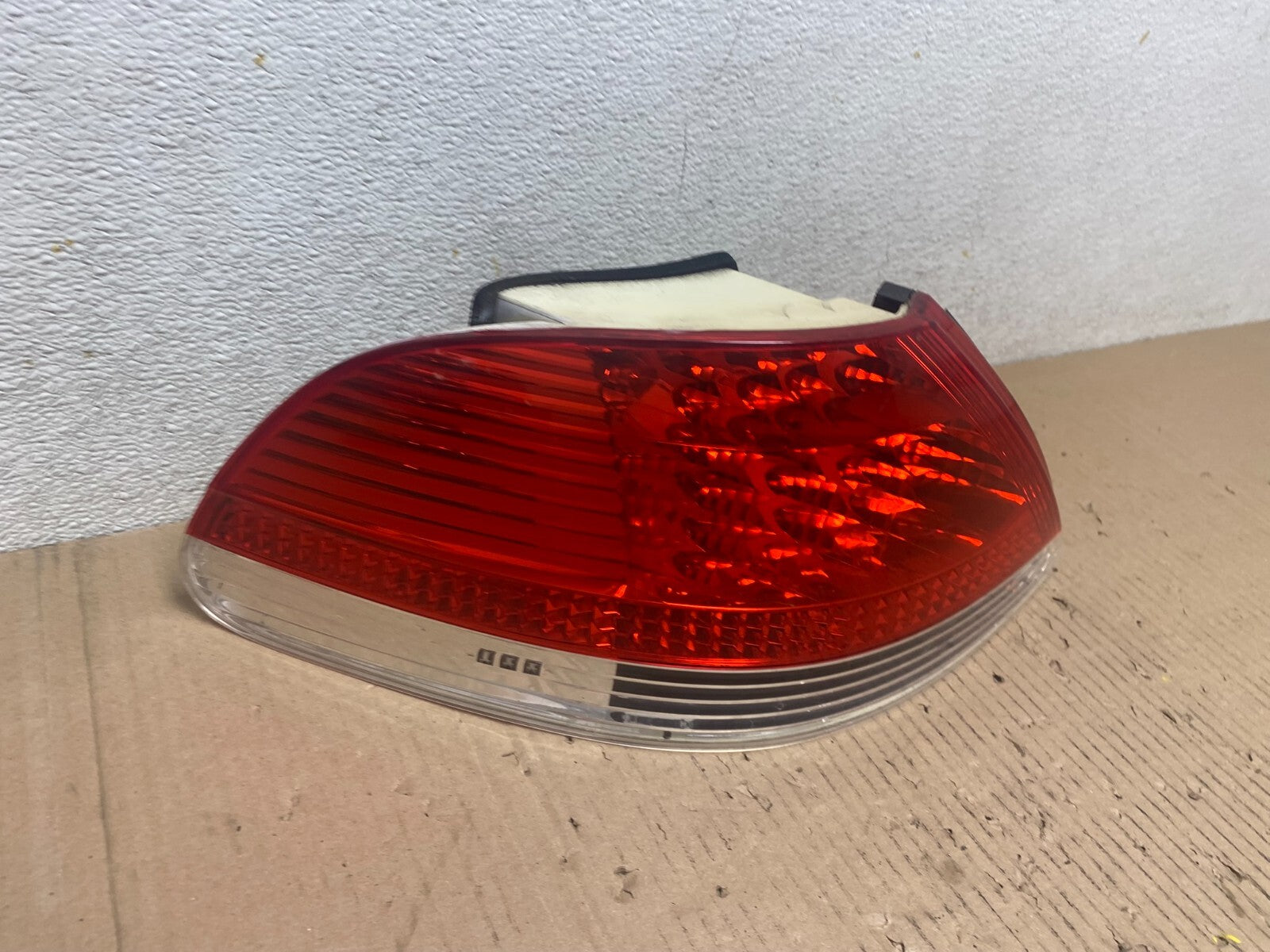2002 to 2005 BMW 7-Series 745i 760i Left Driver LH Side Tail Light Oem I6232 DW2
