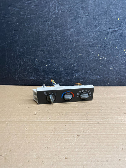 2001 - 2007 GMC Chevrolet Express 1500 Climate Control A/C AG0111 DG0