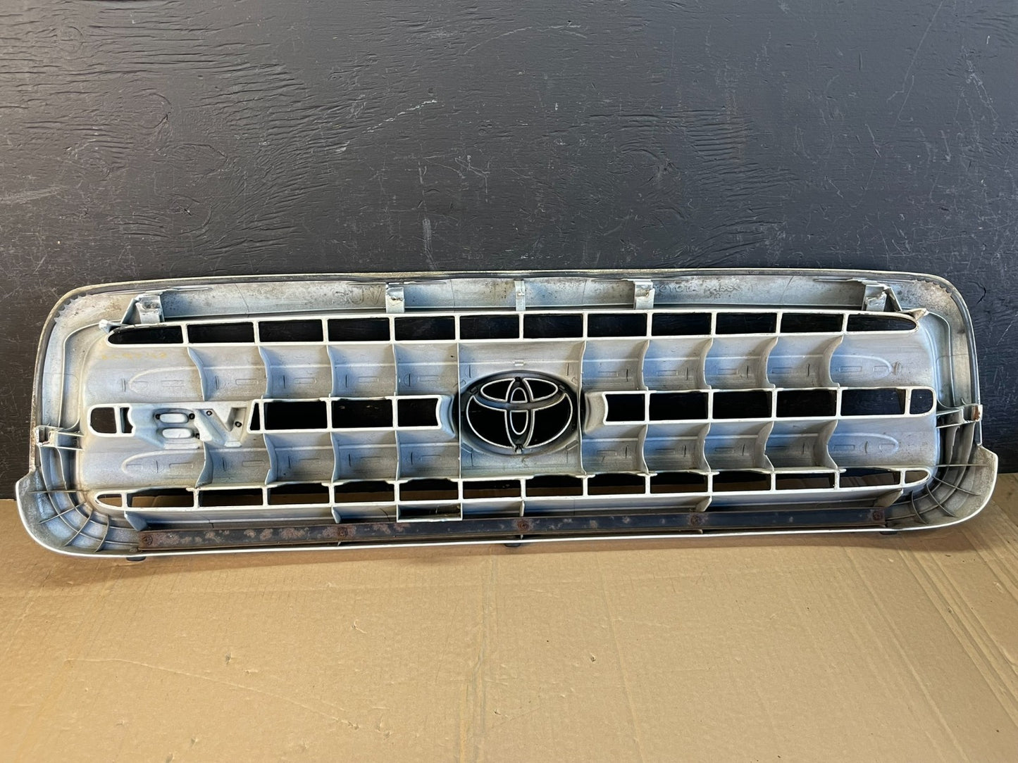 2001 to 2004 Toyota Sequoia Front Upper Grill Grille W/ Emblem AC9742 DW5
