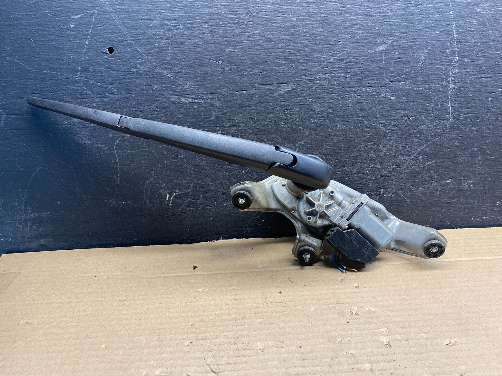 2012 to 2017 Toyota Prius V Rear Wiper Windshield Motor ad9474 DG0