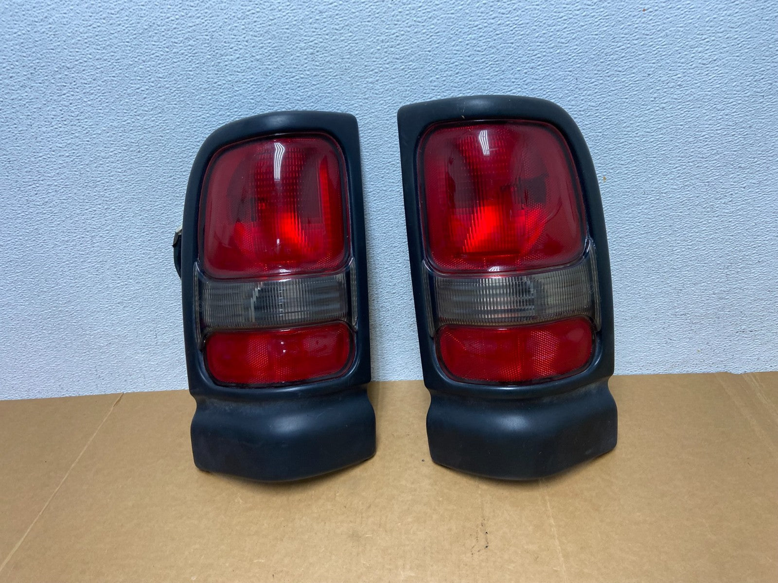 1994 to 2001 Dodge Ram 1500 Left+Right Tail Lights AD8916 DW0