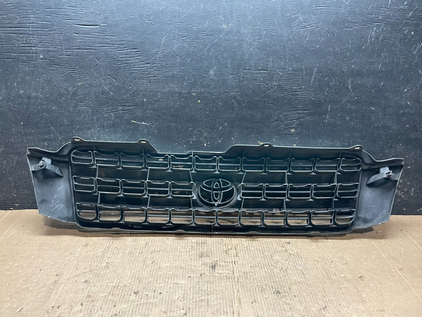 2001 to 2003 Toyota Highlander Front Upper Grille Grill With Emblem OEM Z8085 DG9