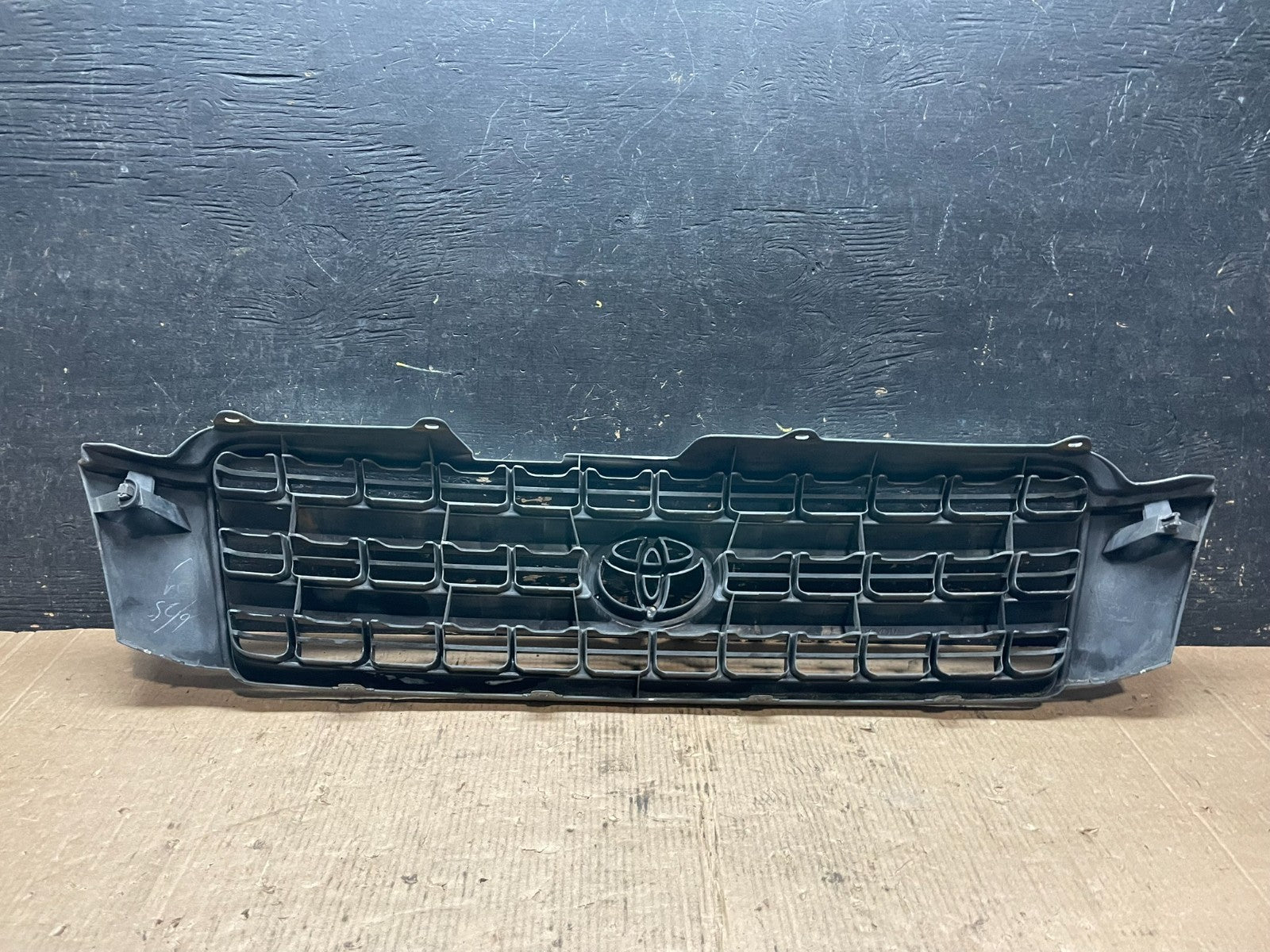 2001 to 2003 Toyota Highlander Front Upper Grille Grill With Emblem OEM Z8085 DG9