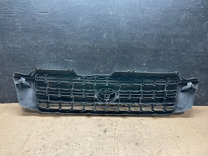 2001 to 2003 Toyota Highlander Front Upper Grille Grill With Emblem OEM Z8085 DG9