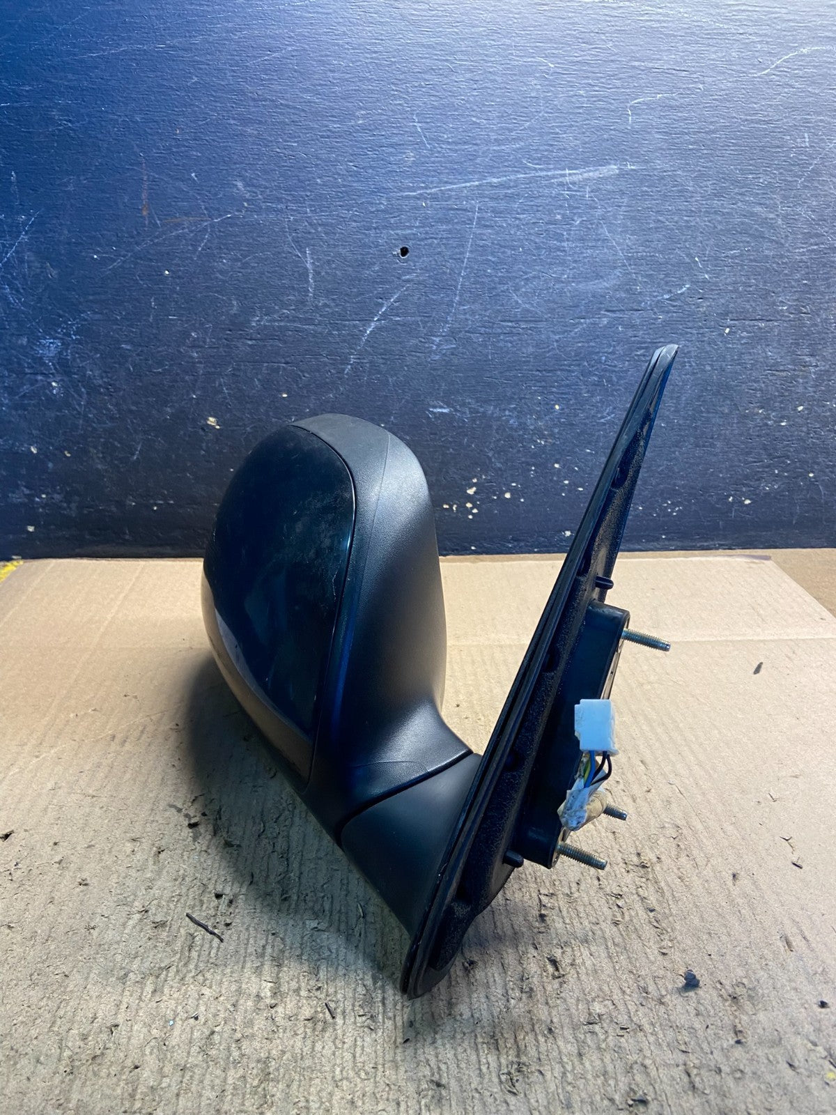 2001 to 2006 Toyota Sequoia Right Passenger View Door Mirror OEM Z2162 DG2