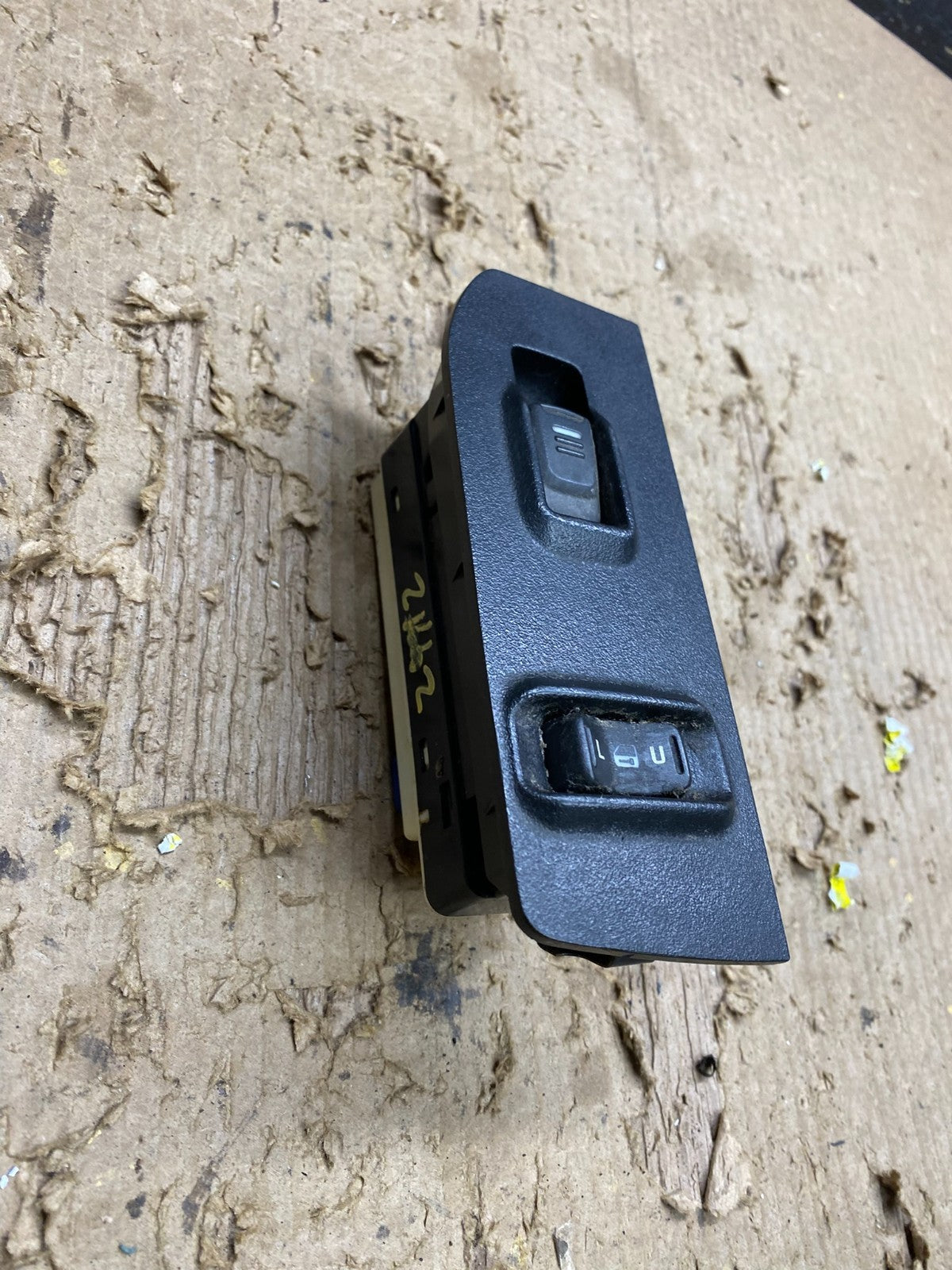 2006 to 2010 Hummer H3 Front Right Passeneger Window Lock Switch OEM Z9912 DG2