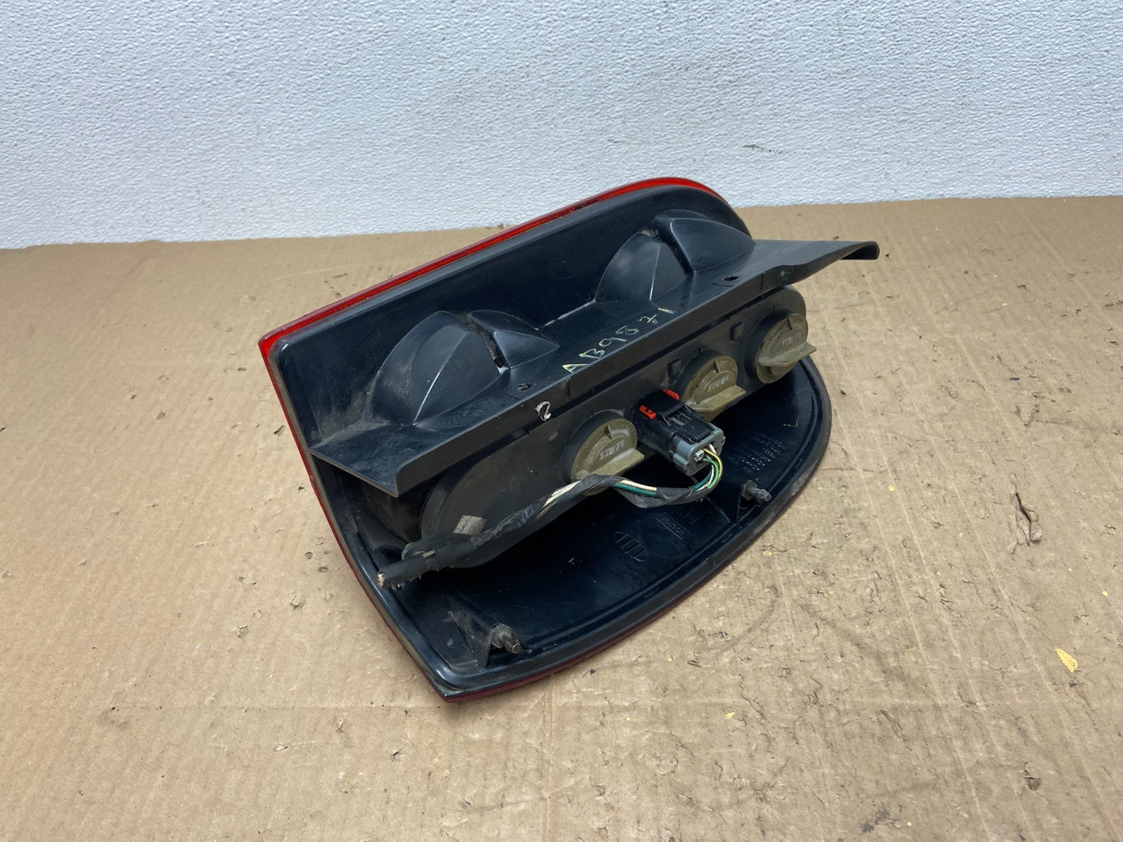 2002 2003 2004 Jeep Liberty Left Driver LH Side Tail Light AB9871 DW3