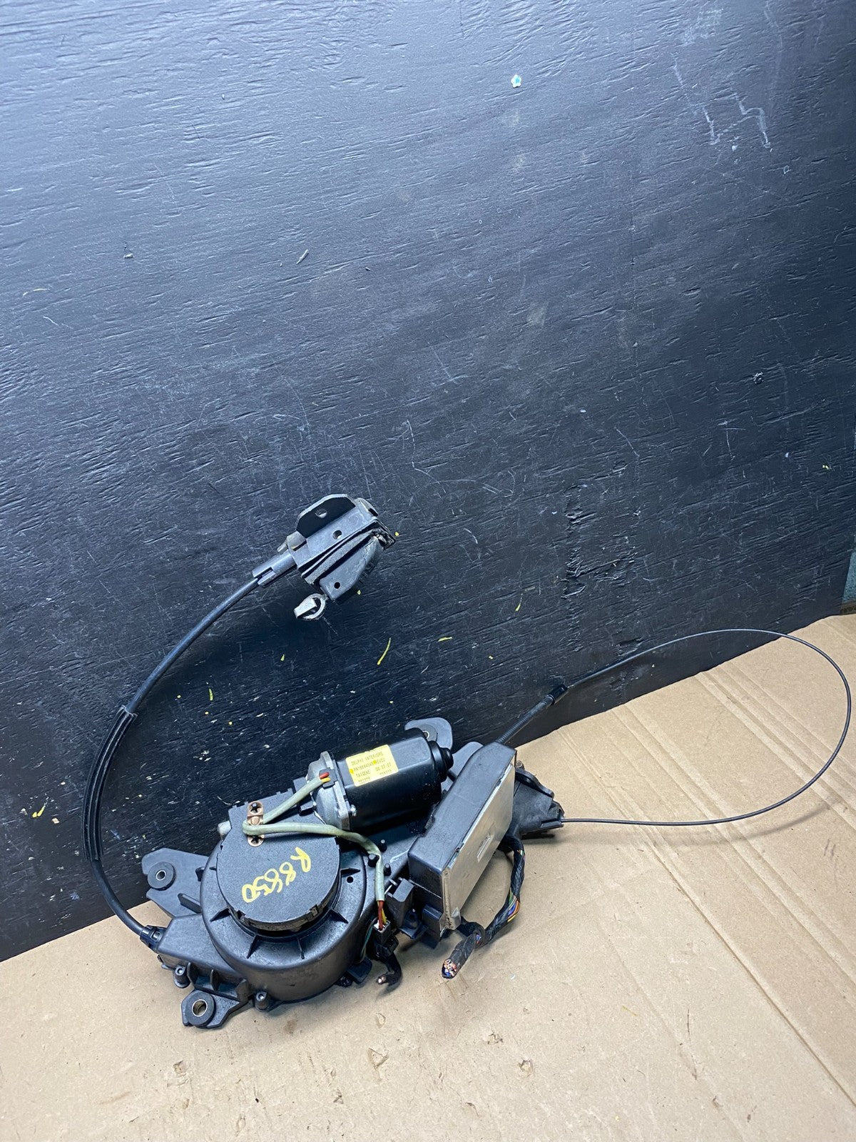 2007-2014 Kia Sedona Left Electric Power Sliding Door Motor Regulator R8850 DG5