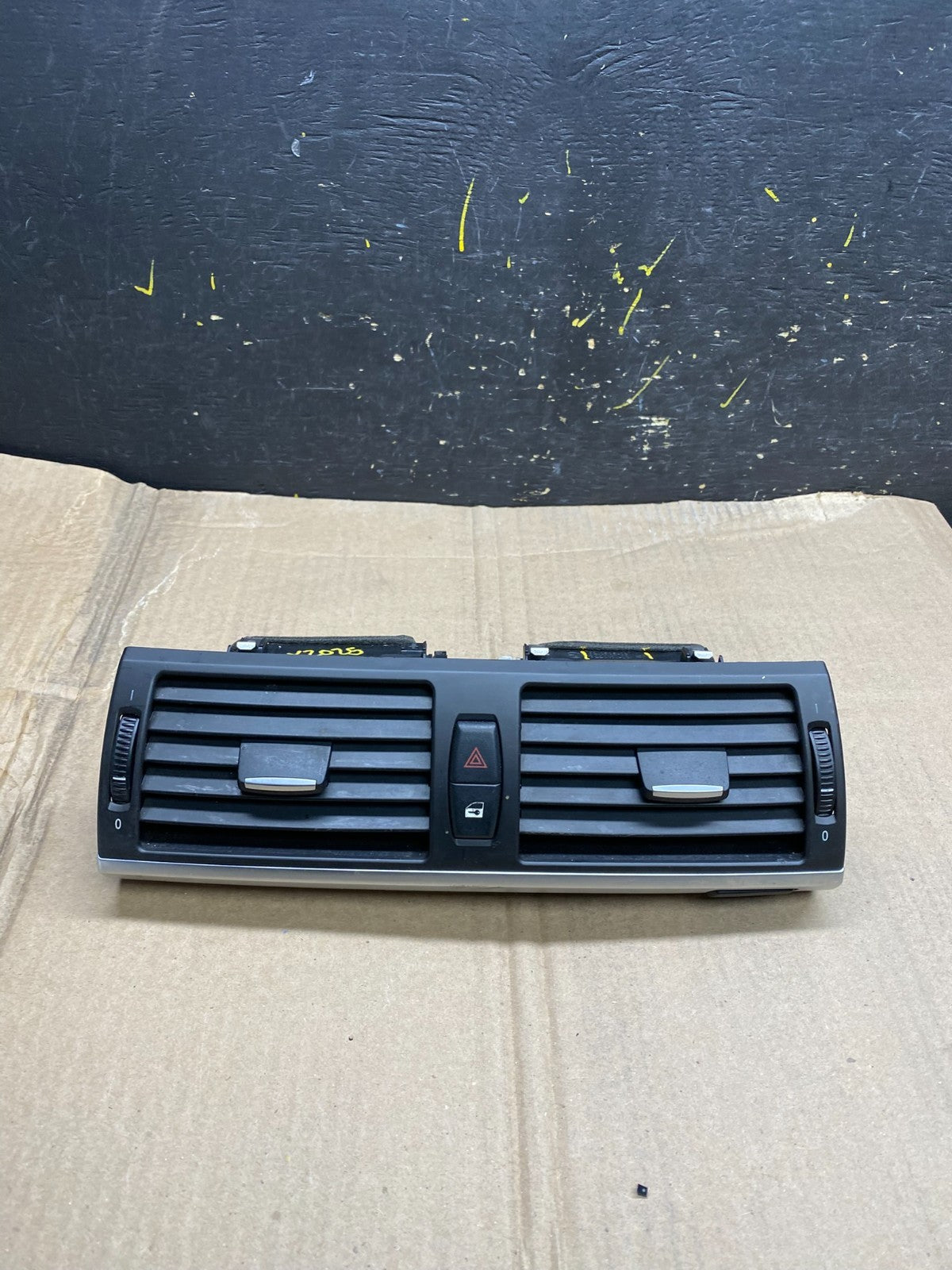 2010 to 2013 BMW X5 X6 Center Console Dash Air Vent OEM X2025 DG0