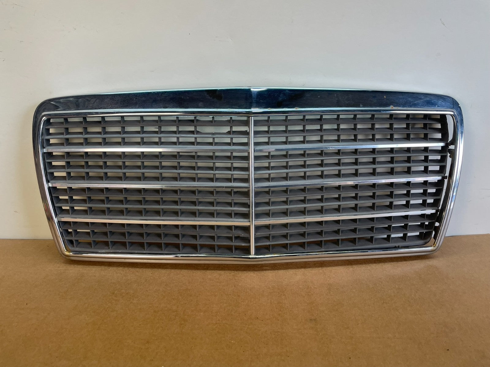 1994 to 1995 Mercedes Benz W124 E-Class Front Upper Grill Grille AF8540 DG0