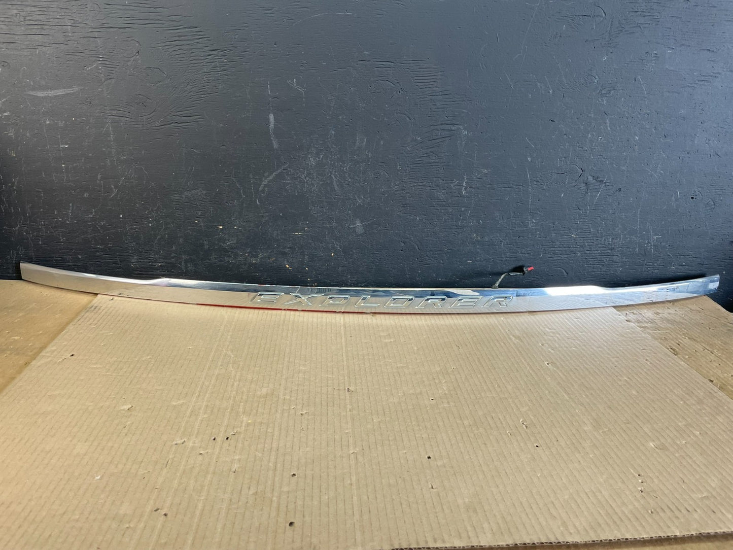 2011 to 2014 Ford Explorer Rear Tailgate Gate Trim Molding With Camera ac2033 DG0