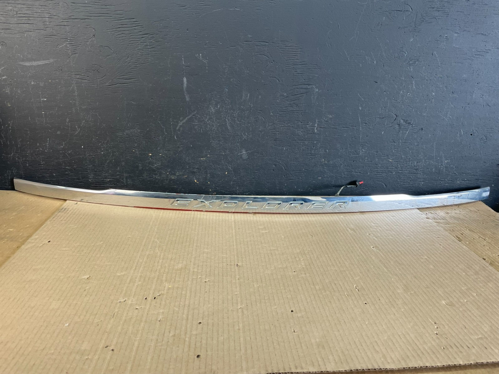 2011 to 2014 Ford Explorer Rear Tailgate Gate Trim Molding With Camera ac2033 DG0