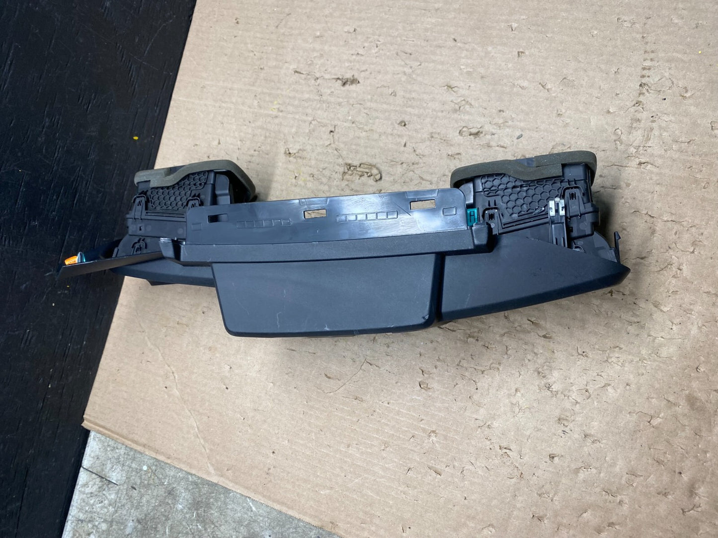 2020 to 2023 Ford Explorer Console Radio Display Screen Air Vents F8960 DG13
