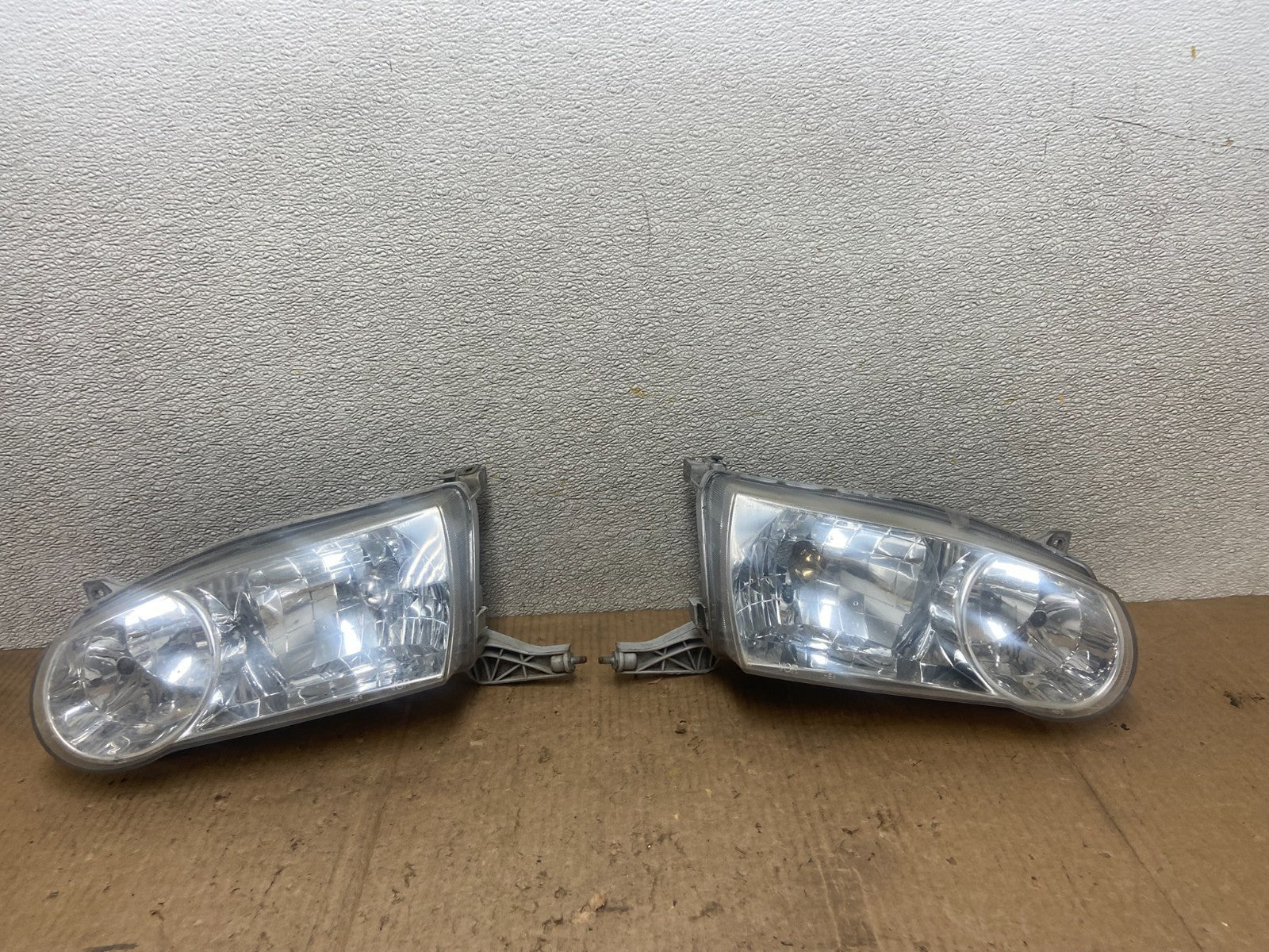 2001-2002 Toyota Corolla Left+Right Side Halogen Headlights OEM AA6835 DW0