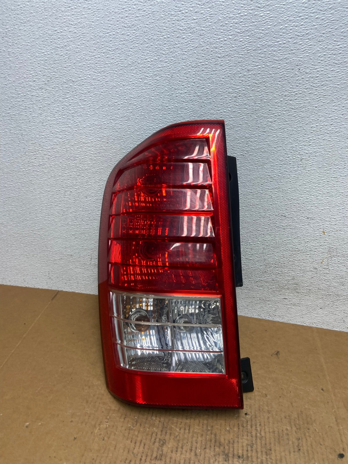 2007 to 2010 Hyundai Entourage Left Driver LH Side Tail Light AE0393 LK0