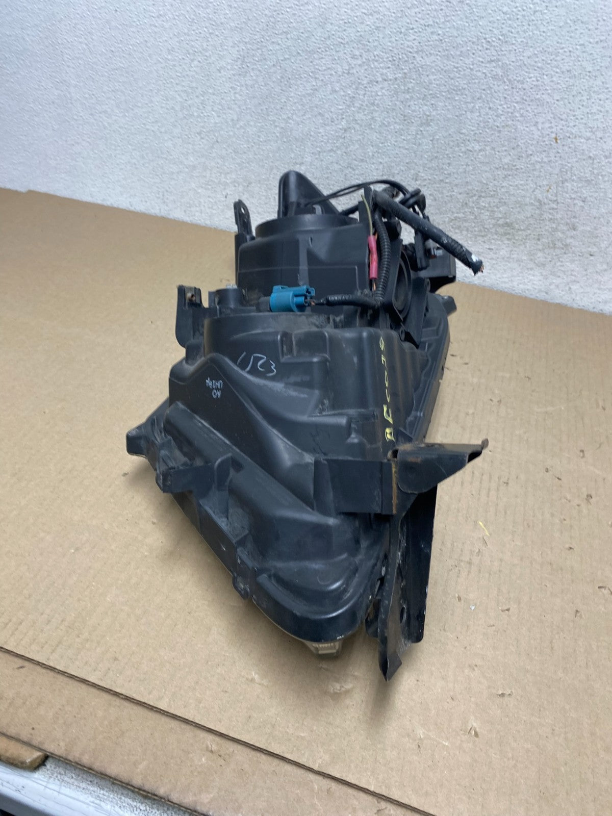 2011 to 2013 Honda Odyssey Front Right Passenger Headlight Halogen AG5878 DW8