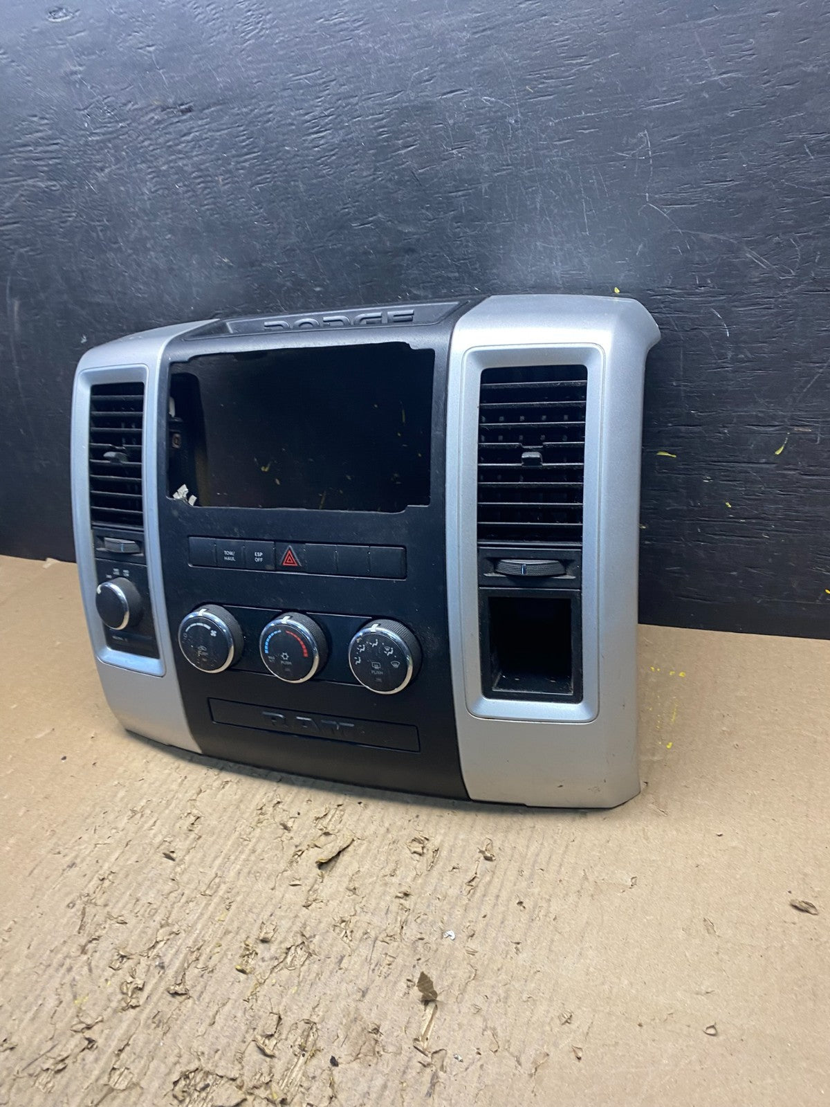 2009 to 2010 Dodge Ram 1500 Center Dash Radio Screen Climate Panel T1837 DG1