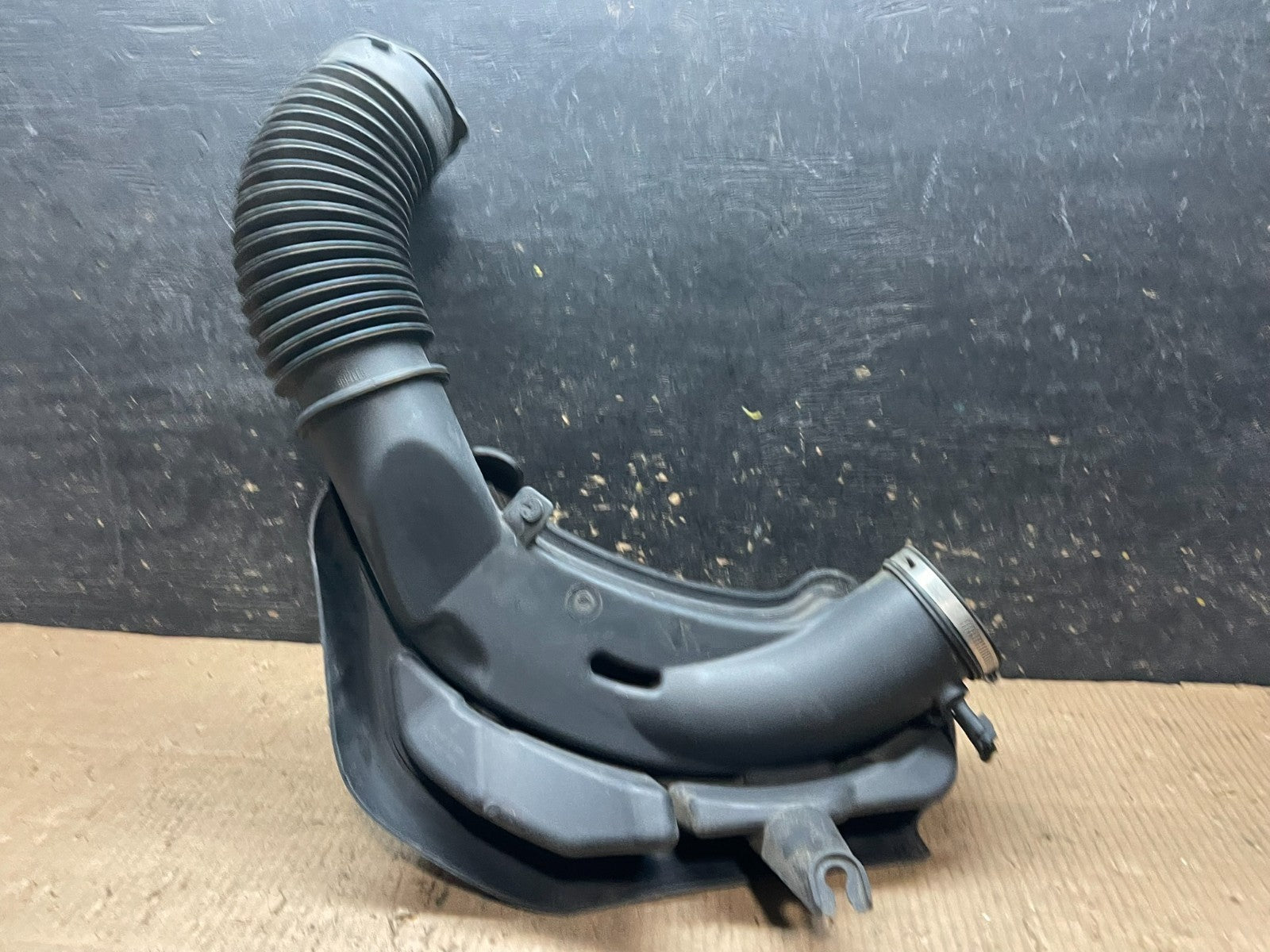 2011 to 2018 Chrysler 300 3.6L Air Intake Duct Tube Cleaner OEM y6612 DG4