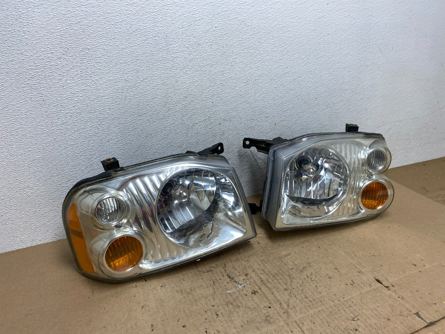 2001 to 2004 Nissan Frontier Left+Right Halogen Headlights AE6473 DW2