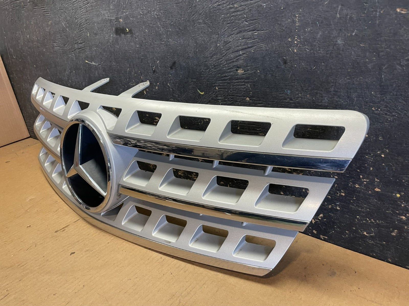 2009 to 2011 Mercedes ML-Class W164 Front Bumper Grille Grill AA2259 DG2