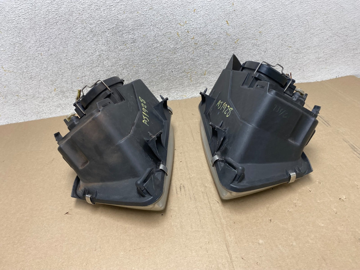2002 to 2004 Volkswagen Jetta Left+Right Headlights AJ1928 DW9
